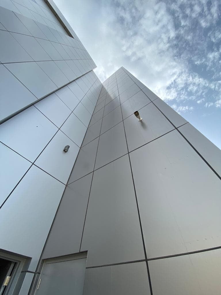 ALUCOPANEL A2 facade on the Armed Forces Cooperative Society building