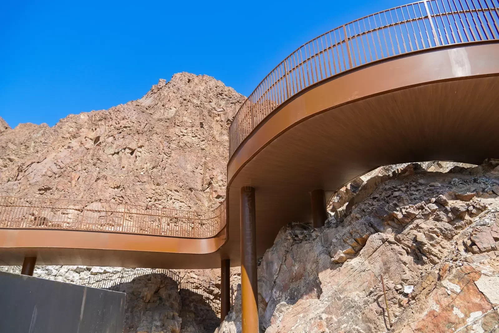 Hatta Dam ramp and stair clad with ALUCOPANEL A2 Almond, photo 6