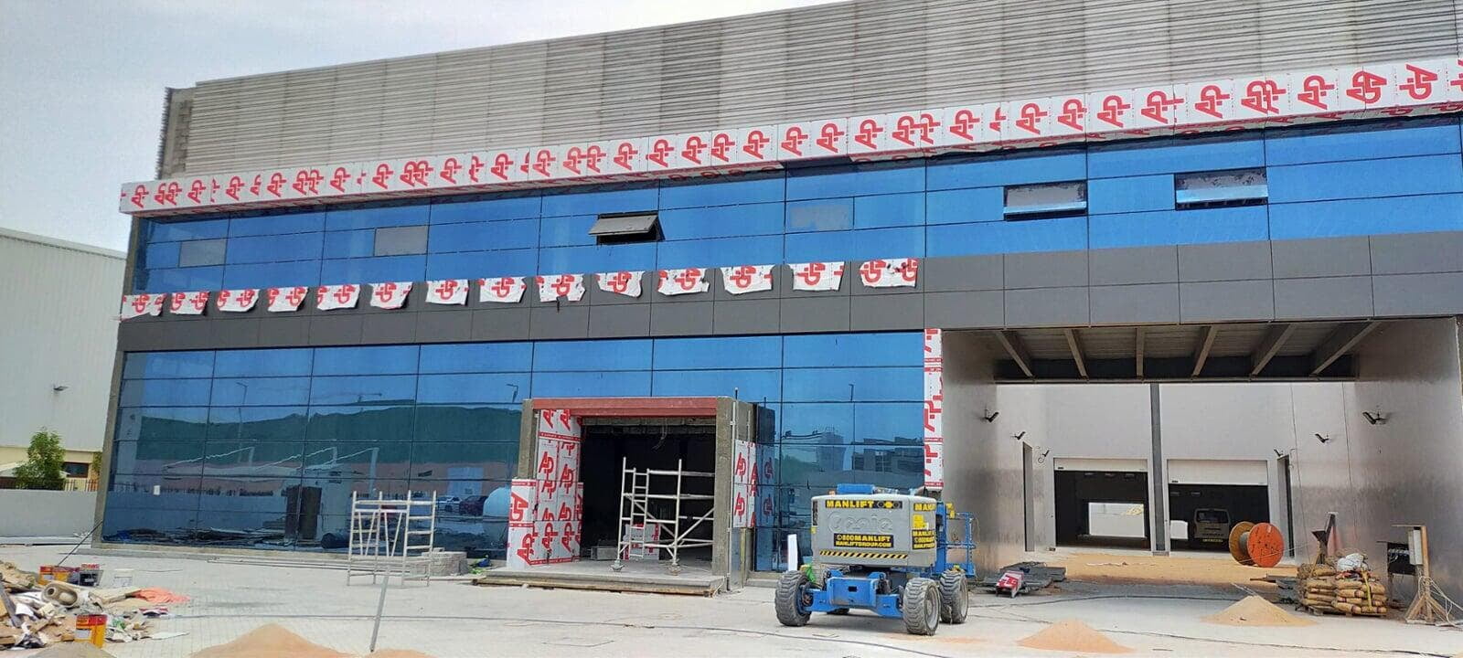 Warehouse and office facade in Dubai, ALUCOPANEL A2