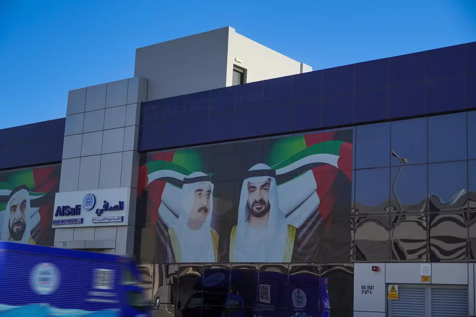 Offices and Warehouse building with ALUCOPANEL cladding and parking area