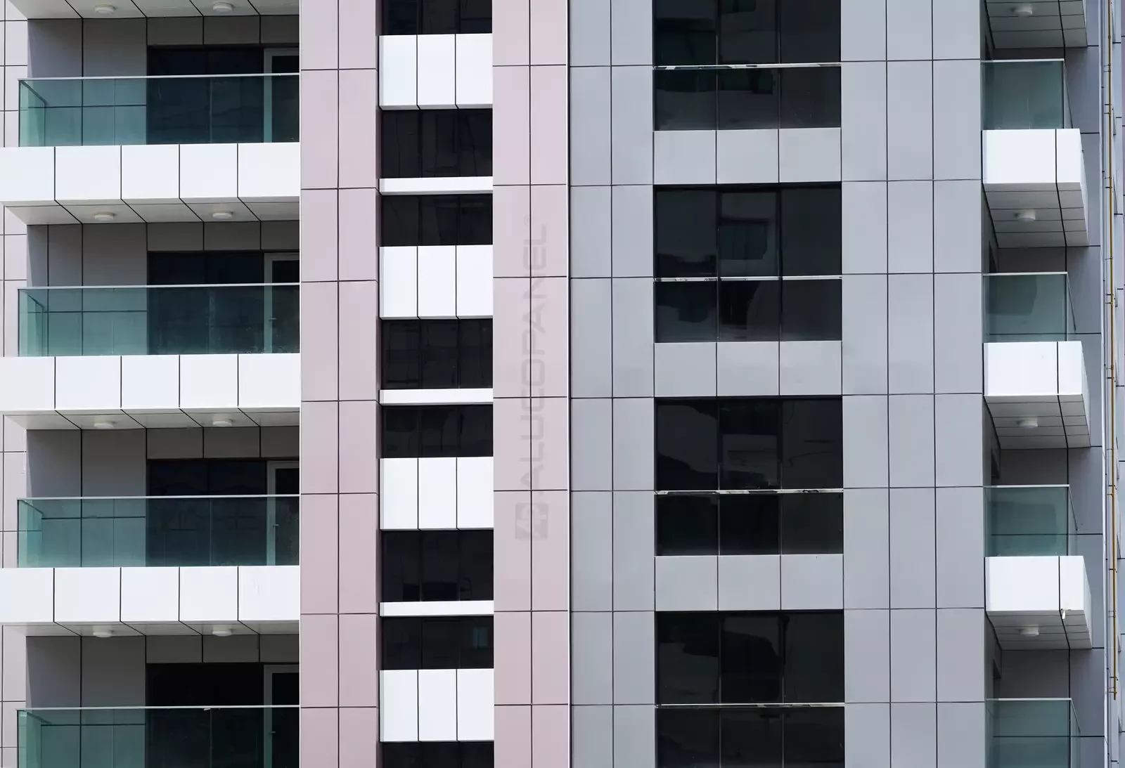 ALUCOPANEL facade in Sparkling Lexus White, Desert Rose Metallic and Smoke Silver, Abu Dhabi