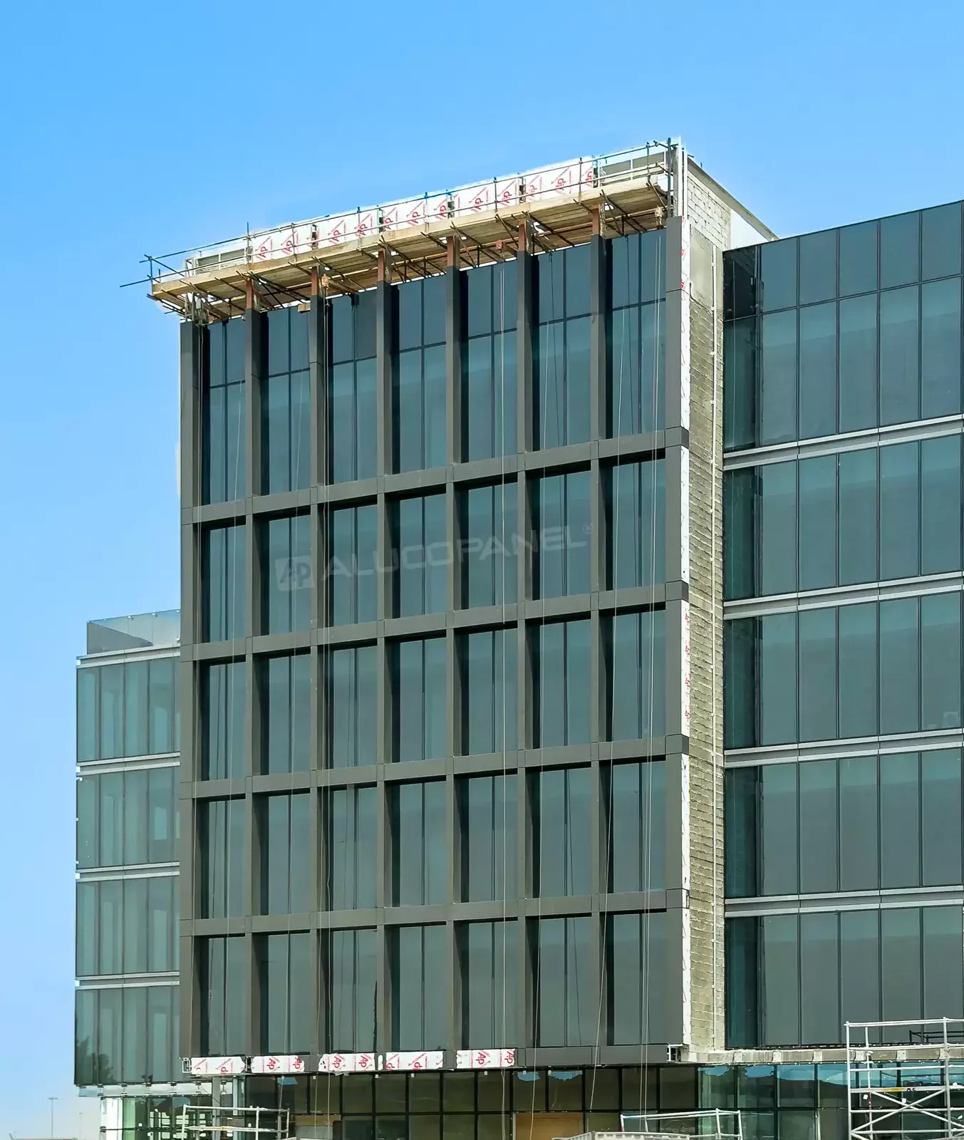 Aviation Office facade in ALUCOPANEL Umbra Grey and Dusty Grey
