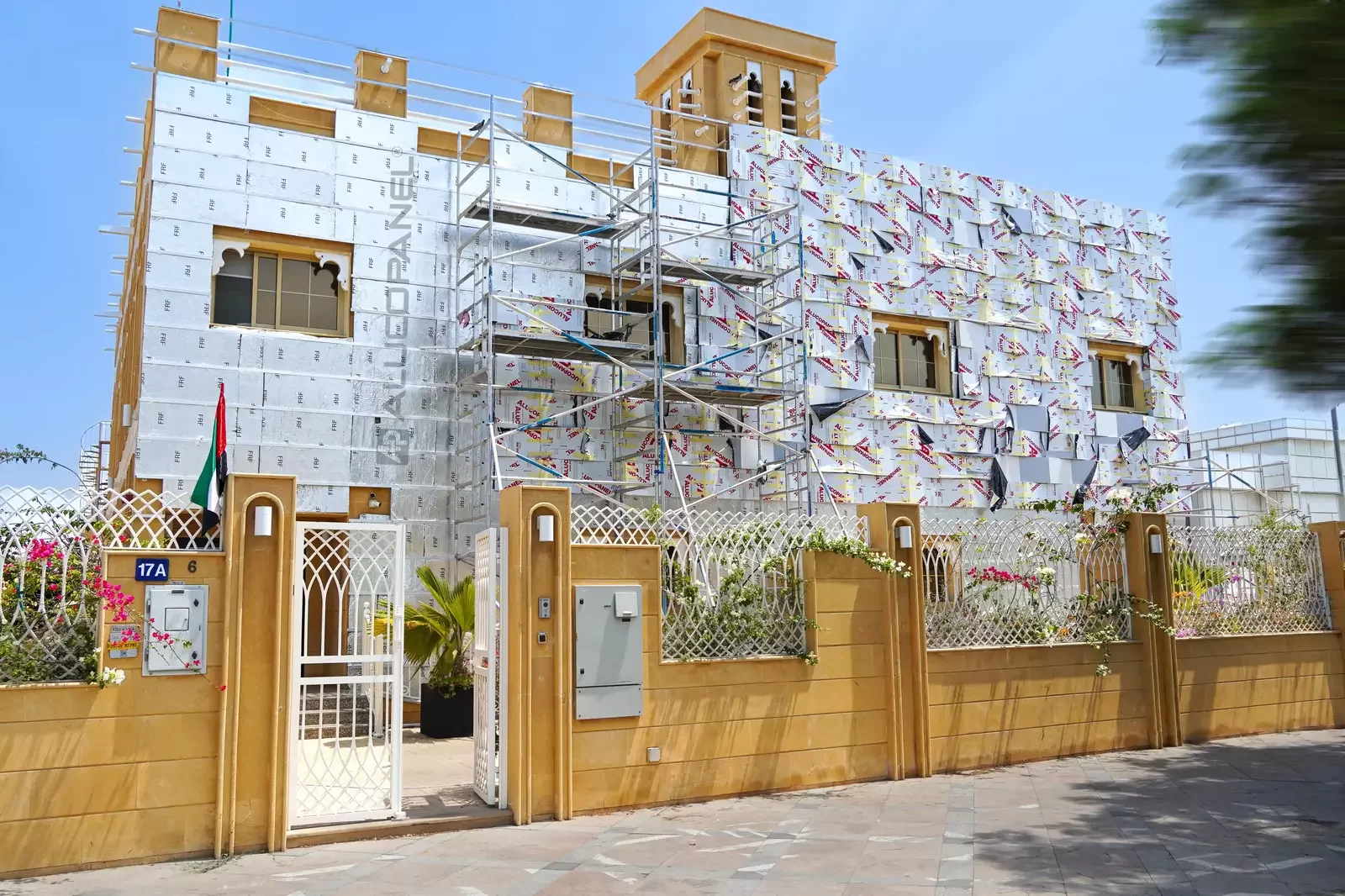 Novamed in Jumeirah with ALUCOPANEL Bright Silver and Pure White facade