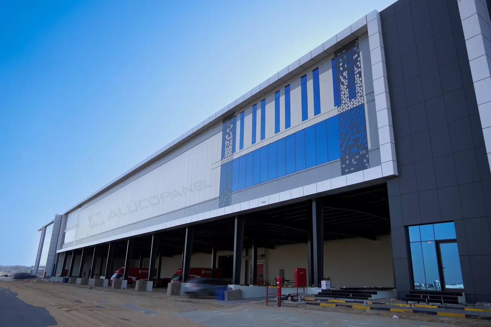 Rear loading bay facade of Landmark Offices and Warehouse with ALUCOPANEL