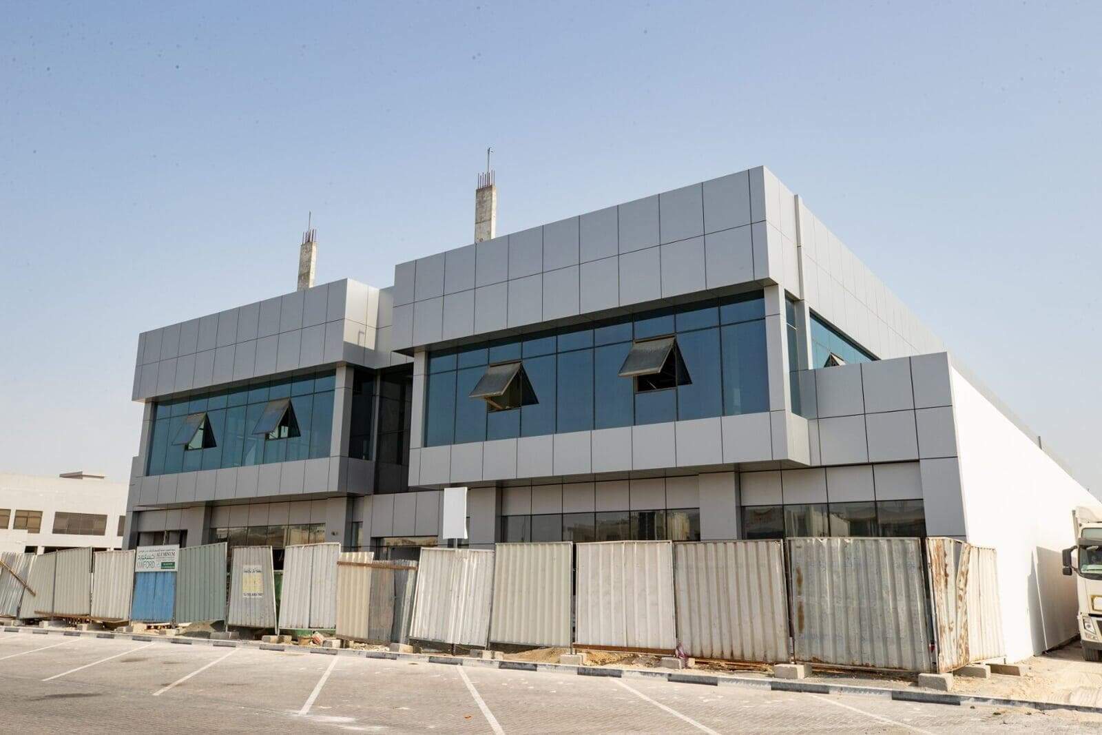 Commercial Building G+1 Nadd Al Hamar clad with ALUCOPANEL A2, photo 2