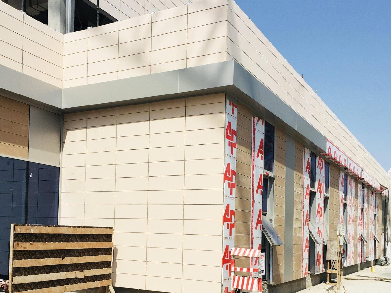 DHA Health Center Al Qusais clad with ALUCOPANEL A2 Champagne Silver, photo 5