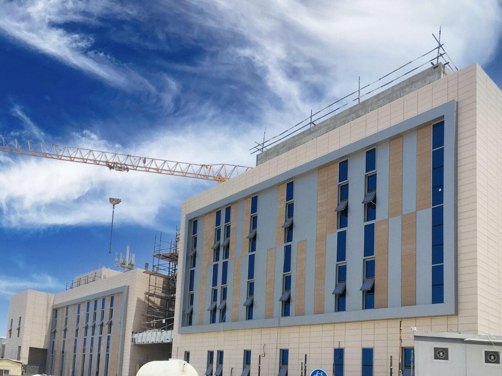 DHA Health Center Al Qusais clad with ALUCOPANEL A2 Champagne Silver, photo 7