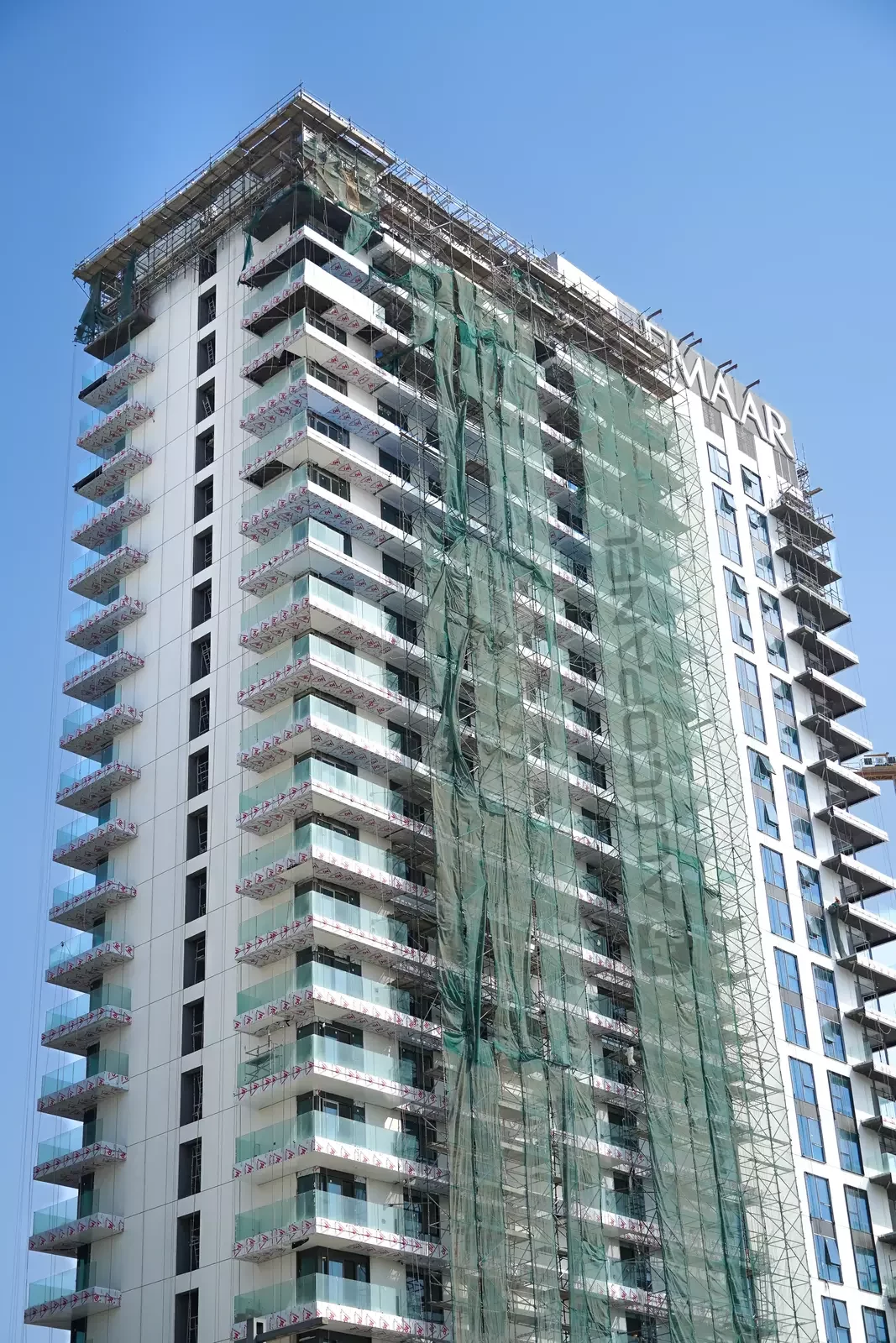 Upper floors of Green Side Residences in ALUCOPANEL Signal White
