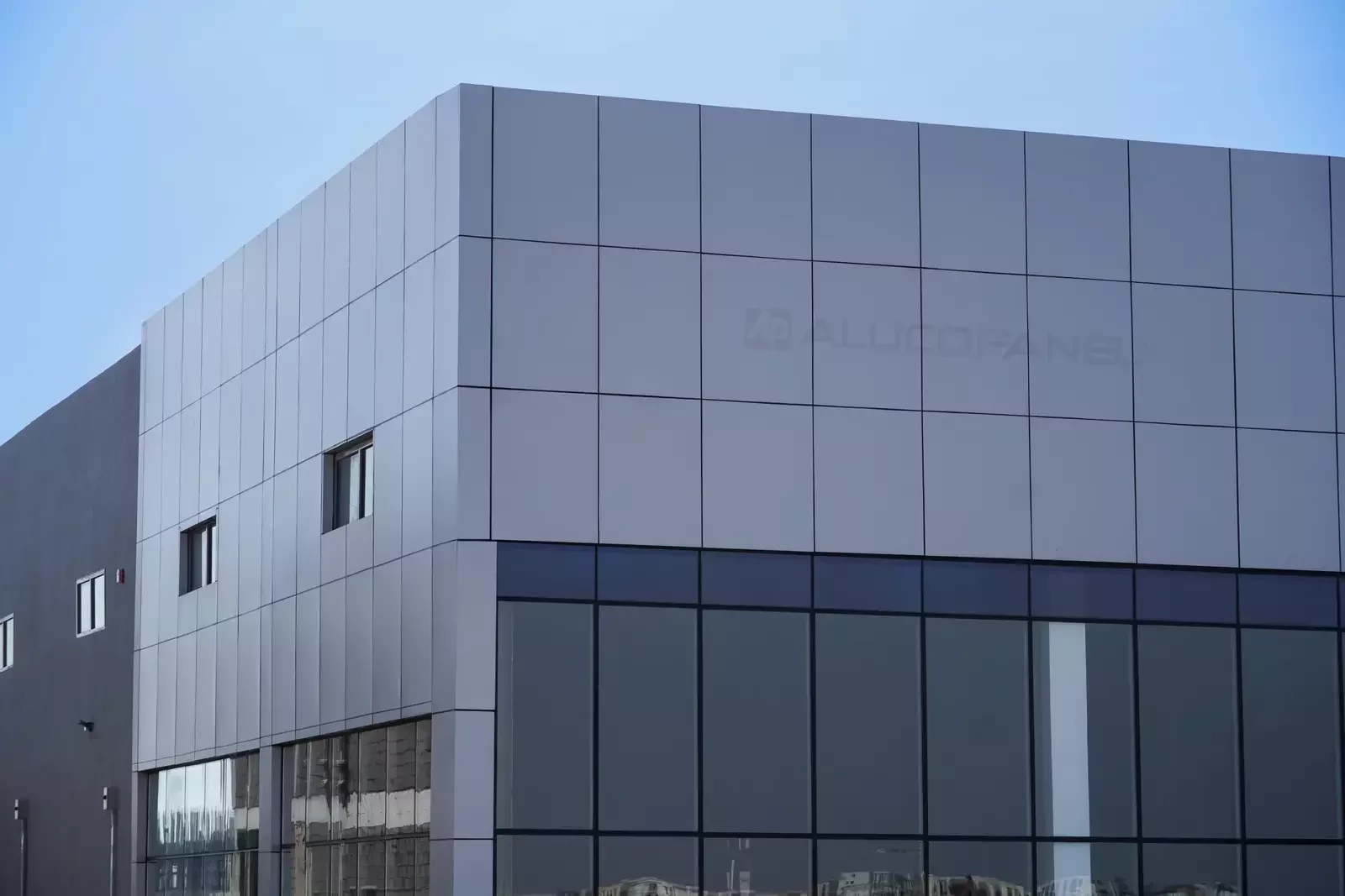 Showroom and offices Al Muqta Umm Al Quwain clad with ALUCOPANEL FR, photo 2