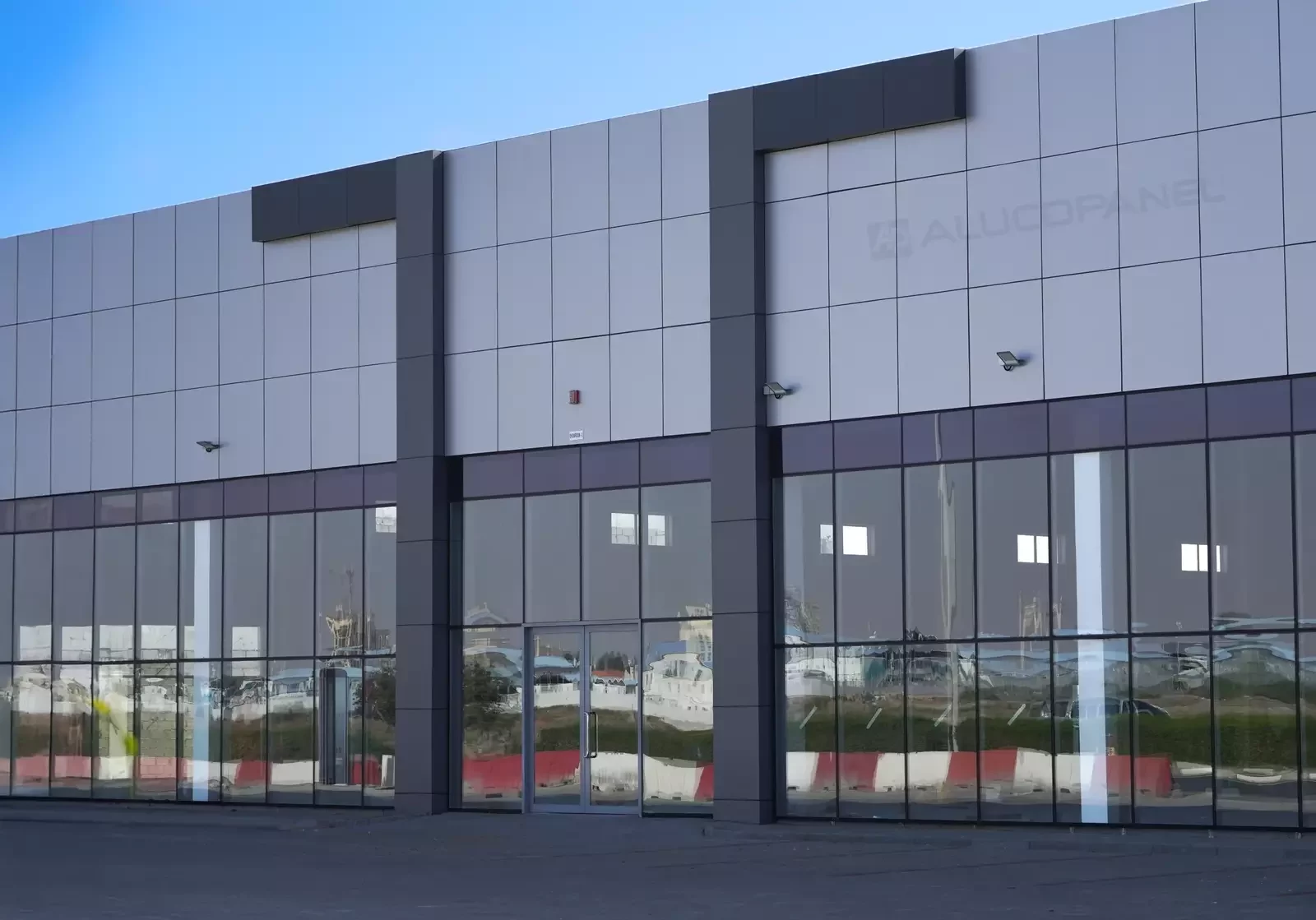 Showroom and offices Al Muqta Umm Al Quwain clad with ALUCOPANEL FR, photo 3