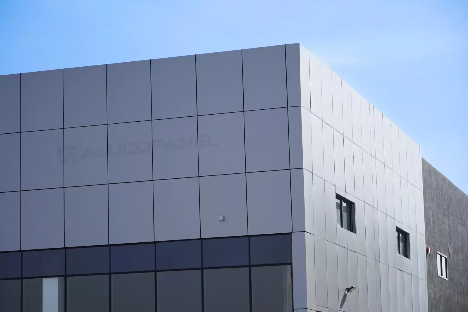 Showroom and offices Al Muqta Umm Al Quwain clad with ALUCOPANEL FR, photo 4