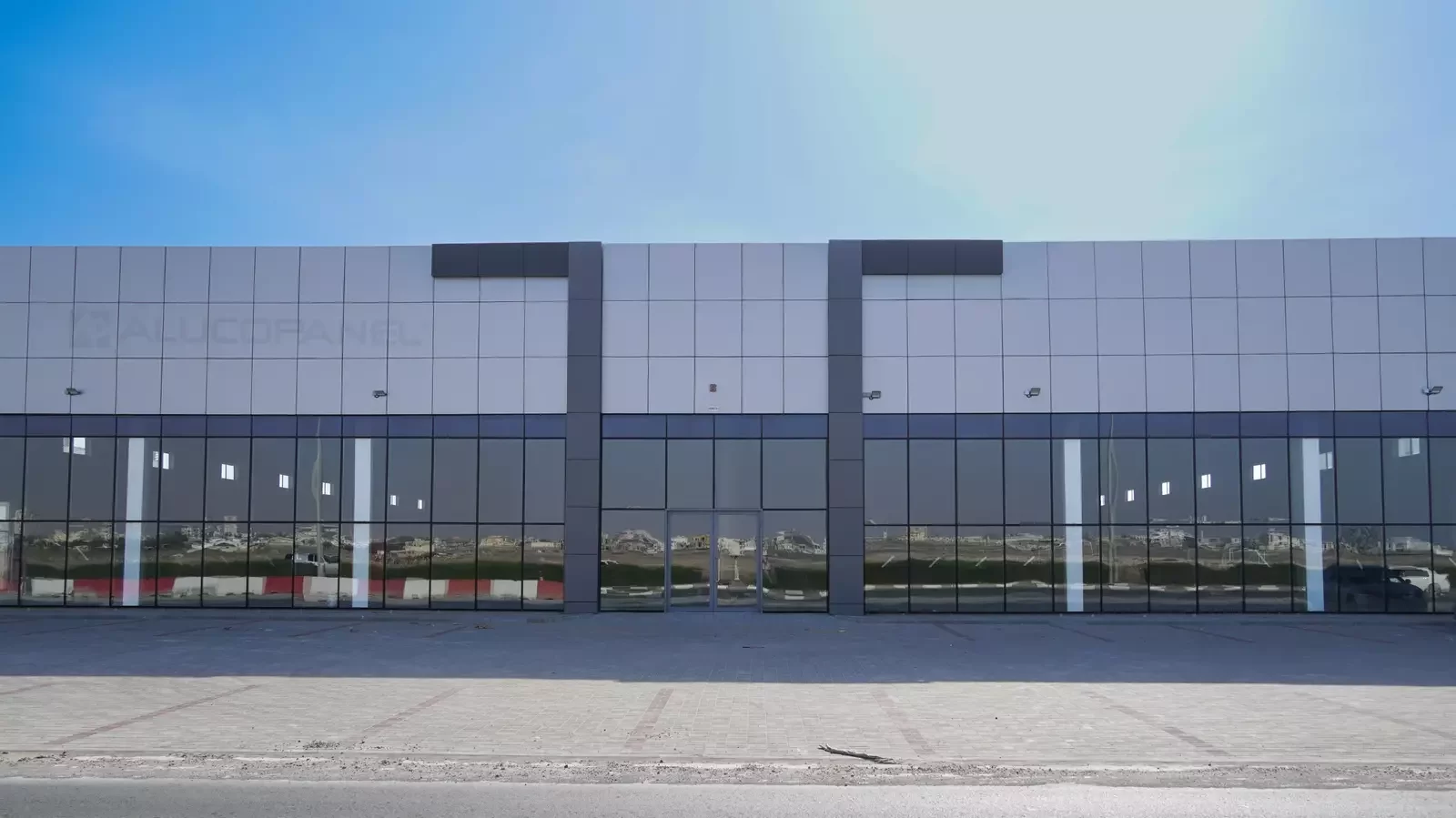 Showroom and offices Al Muqta Umm Al Quwain clad with ALUCOPANEL FR, photo 5