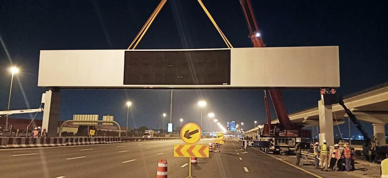 Variable Message Sign Abu Dhabi clad with perforated ALUCOPANEL FR, photo 2