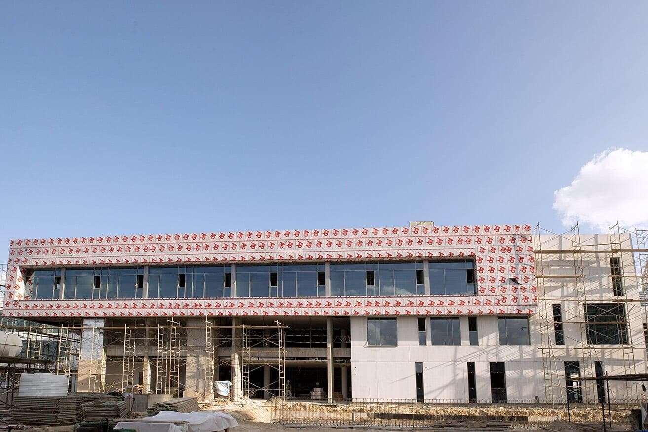 Zeicef School Al Satwa clad with ALUCOPANEL A2 Smoke Silver, photo 4